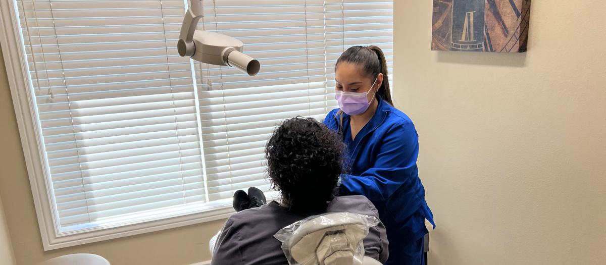 安吉莉卡·戈麦斯为病人拍摄牙科照片.
