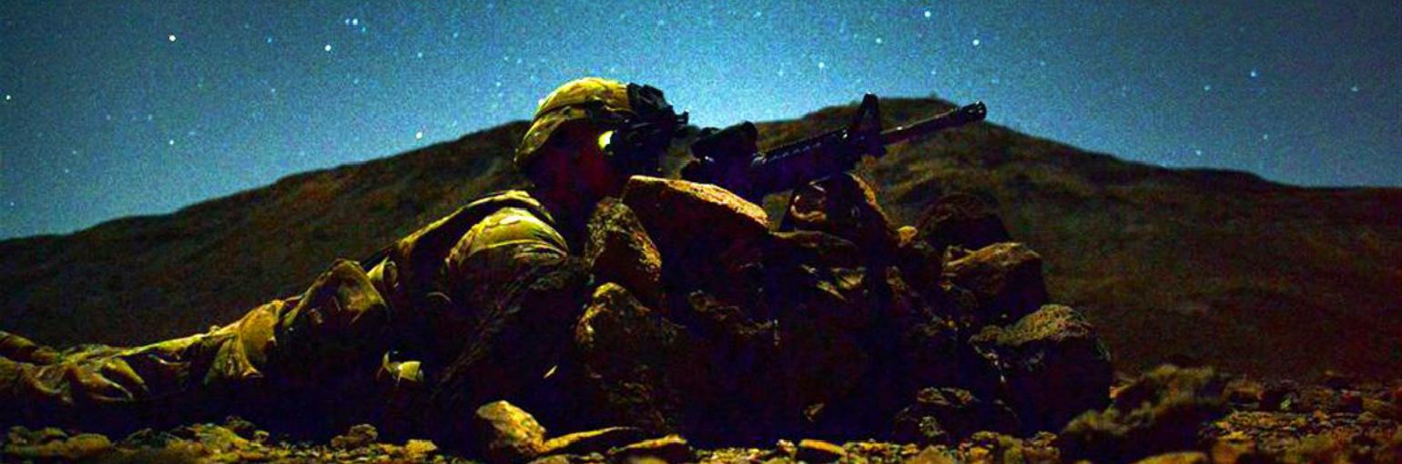一个孤独的士兵在夜间提供安全保障.